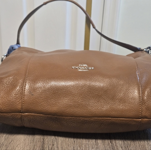 Coach Isabella Leather Shoulderbag - Picture 10 of 16